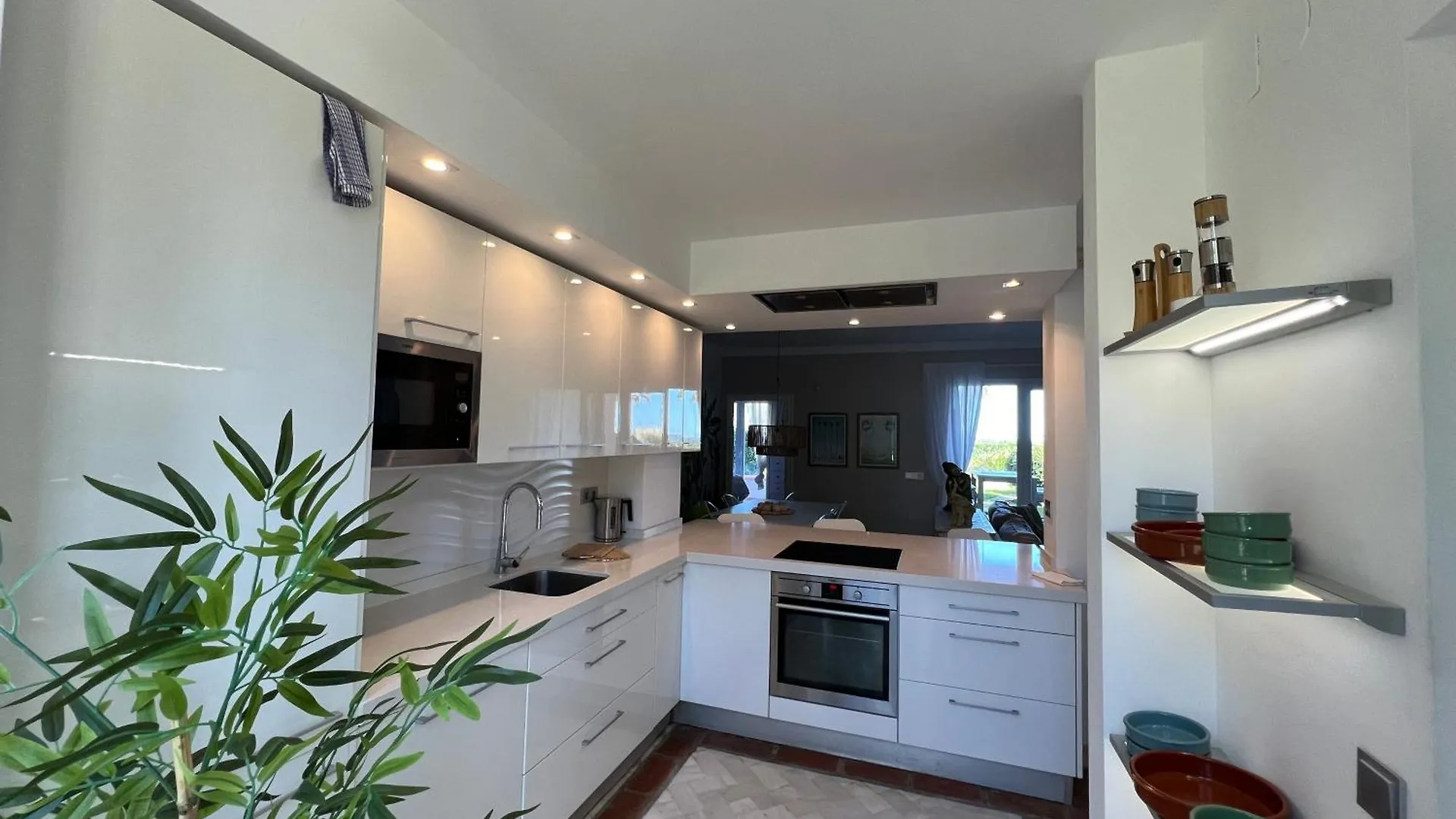 Beachside Ground Floor La Perla De La Bahia, Баия-де-Касарес Апартаменты