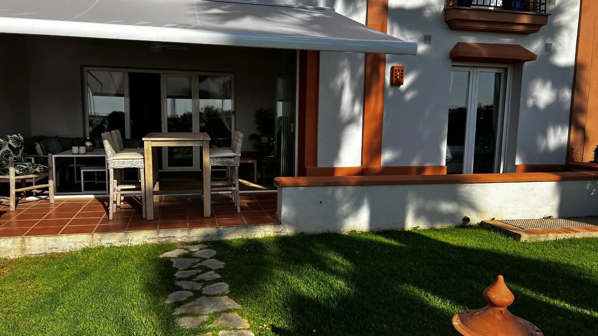 Beachside Ground Floor La Perla De La Bahia, Баия-де-Касарес Апартаменты